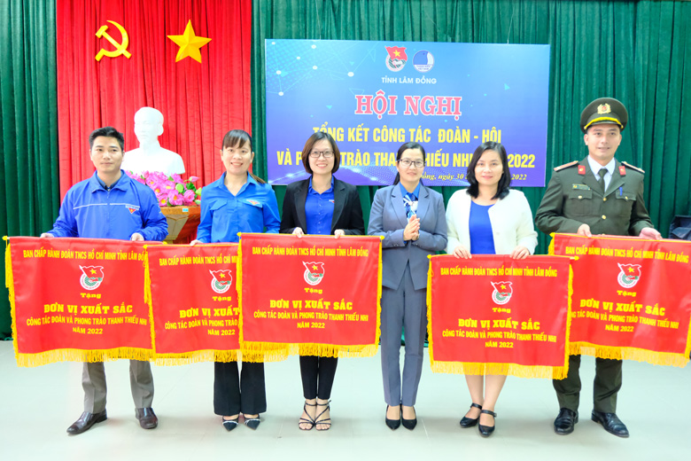 Tặng Cờ thi đua của Ban Chấp hành Tỉnh Đoàn Lâm Đồng cho các tập thể có thành tích xuất sắc trong công tác Đoàn và phong trào thanh thiếu nhi năm 2022