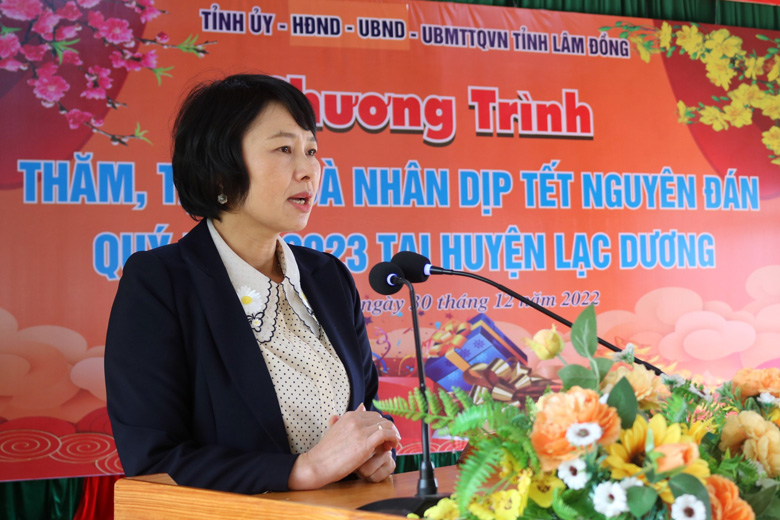 Trưởng Ban Dân vận Tỉnh ủy Lâm Đồng Phạm Thị Phúc chúc tết cán bộ và bà con Nhân dân xã Đạ Nhim