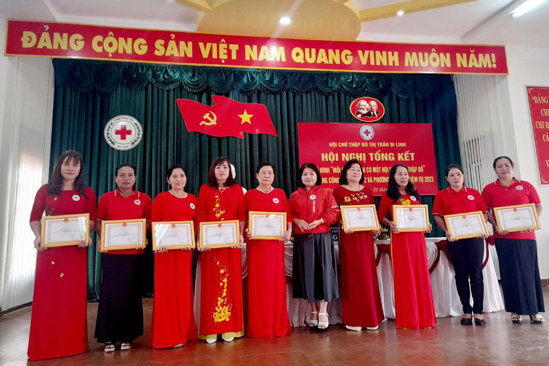 Hội CTĐ tỉnh tặng giấy khen cho các điển hình có thành tích xuất sắc trong triển khai thực hiện mô hình “Mỗi hộ gia đình có một hội viên Chữ thập đỏ" tại Thị trấn Di Linh