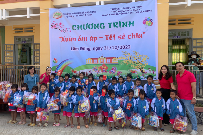 Đoàn trao quà cho các em học sinh tại điểm Trường Tố Lan