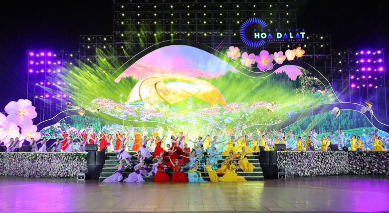 Diễn viên biểu diễn nghệ thuật trong đêm công bố khai mạc Festival Hoa Đà Lạt năm 2022