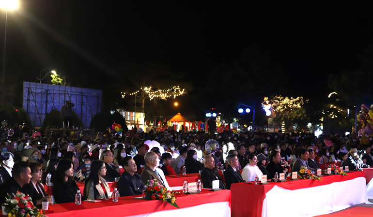 Hàng ngàn người dân Bảo Lộc và du khách về chung vui cùng đếm ngước chào đón năm mới 2023 tại chương trình nghệ thuật