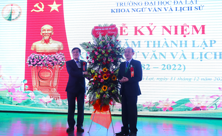 Tiến sĩ Lê Minh Chiến – Hiệu trưởng Trường Đại học Đà Lạt tặng hoa chúc mừng Khoa