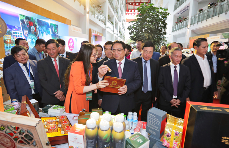 Thủ tướng Phạm Minh Chính thăm gian hàng các sản phẩm chất lượng cao trong không gian Triển lãm ảnh Tây Nguyên Xanh - Hài hòa - Bền vững