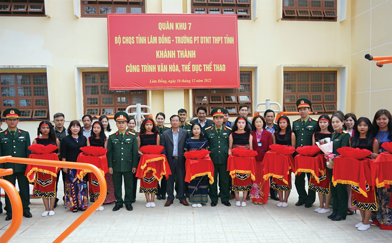 Công trình sinh hoạt văn hóa, thể dục thể thao của Trường PTDT nội trú THPT Lâm Đồng do Bộ Tư lệnh Quân khu 7 hỗ trợ khánh thành tháng 12/2022
