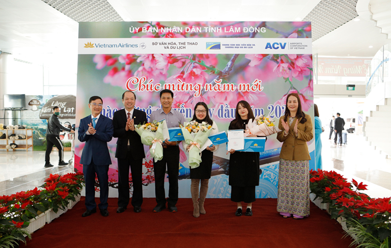 Lãnh đạo Sở Văn hoá Thể thao Du lịch tỉnh và Vietnam Airlines chi nhánh Đà Lạt tặng quà chào mừng hành khách đến từ Thủ đô Hà Nội "xông đất" Đà Lạt 