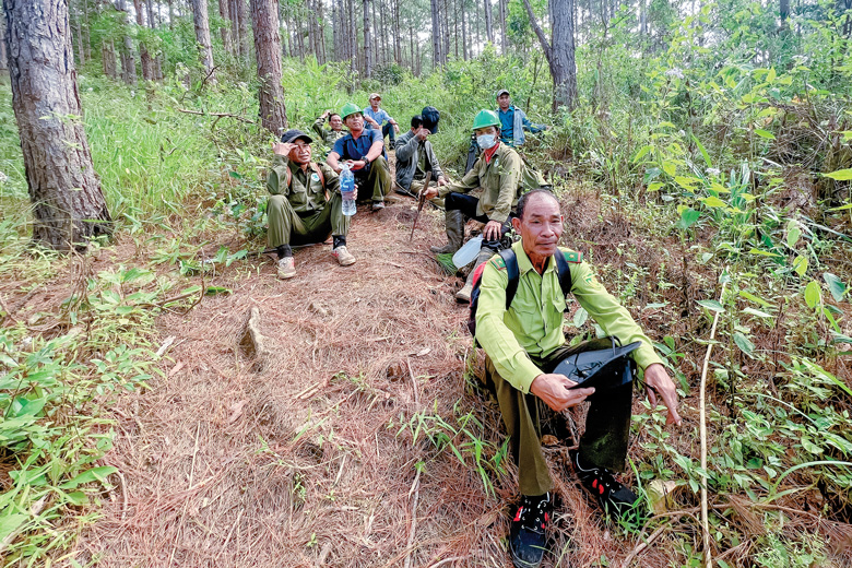 Phút nghỉ ngơi của Tổ bảo vệ rừng Kala Tơng Gu trong chuyến tuần tra