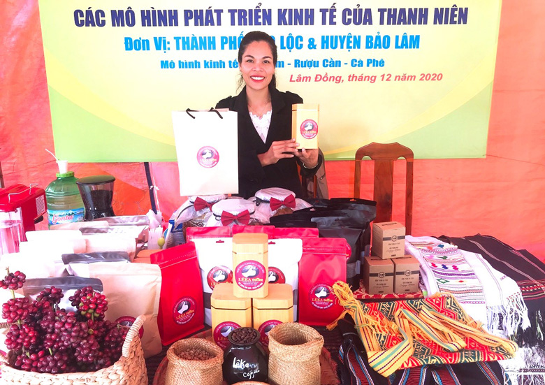 Chị Ka Nhụy tham gia giới thiệu mô hình sản xuất tiêu biểu của thanh niên tỉnh Lâm Đồng