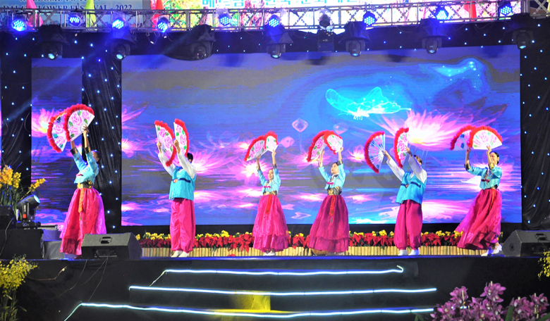 Một tiết mục biểu diễn trong đêm giao lưu Văn hóa Việt - Hàn của TP Đà Lạt tại Festival Hoa Đà Lạt lần IX - năm 2022