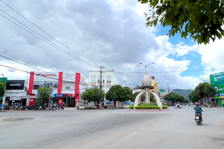 Một góc thị trấn Đạ Tẻh, huyện Đạ Tẻh. Ảnh: Diễm Thương