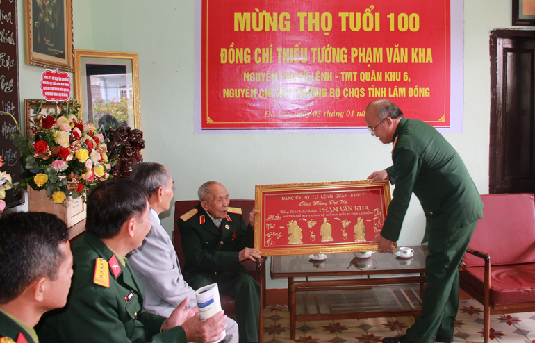 Phó Tư lệnh Quân khu 7 thăm và chúc tết các đơn vị tại Lâm Đồng