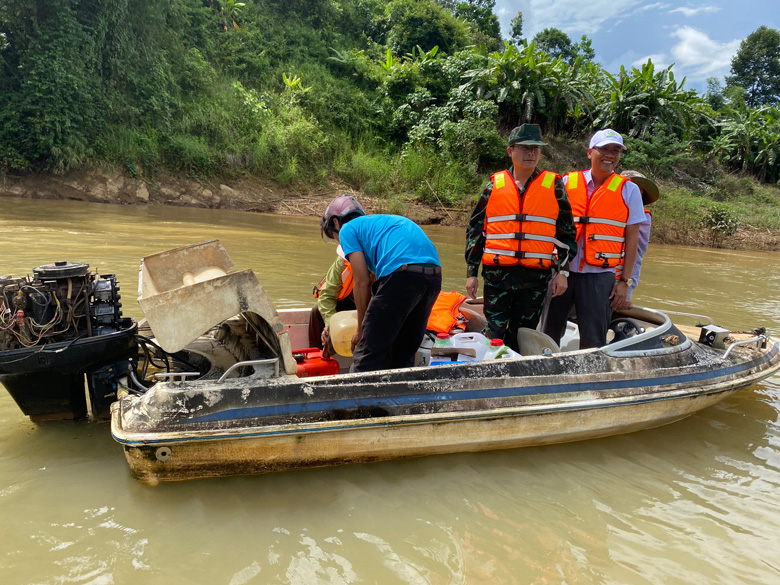Lãnh đạo huyện Cát Tiên thực hiện công tác tuần tra rừng dọc theo sông Đồng Nai