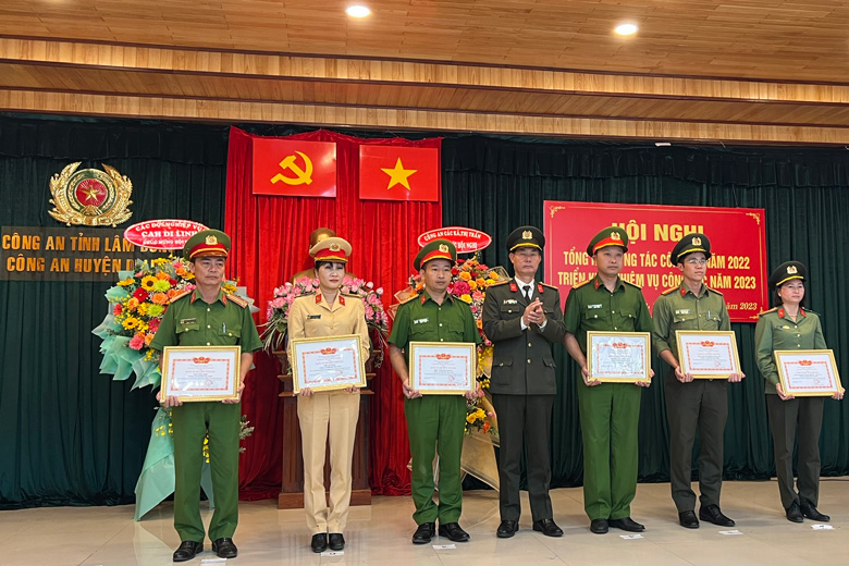 Các đơn vị thuộc Công an huyện nhận “Đơn vị quyết thắng” vì đã có thành tích xuất sắc trong Phong trào thi đua Vì An ninh Tổ quốc năm 2022