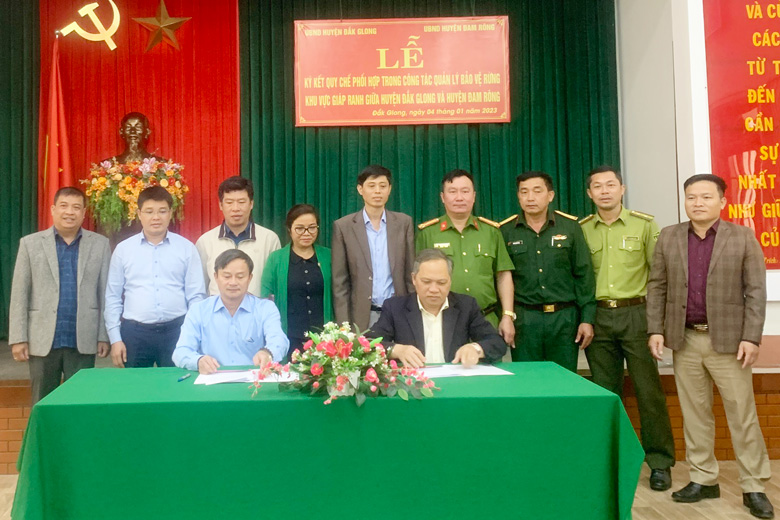 Đại diện lãnh đạo hai huyện Đam Rông và  Đắk Glong ký kết quy chế phối hợp trong công tác quản lý, bảo vệ rừng