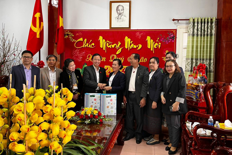 Đoàn công tác Hội LHPN tỉnh Champasak thăm và chúc tết tại huyện Đam Rông