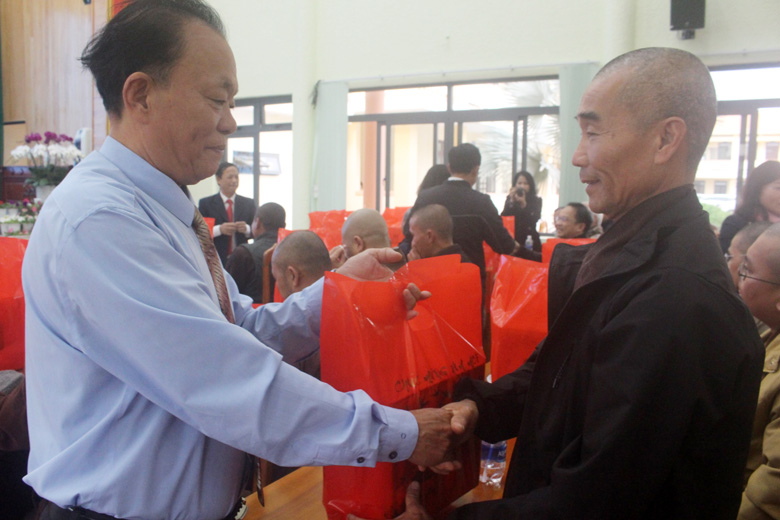 Đồng chí Lê Hồng Khánh – Phó Bí thư Thường trực Huyện ủy, trao quà cho các đại biểu