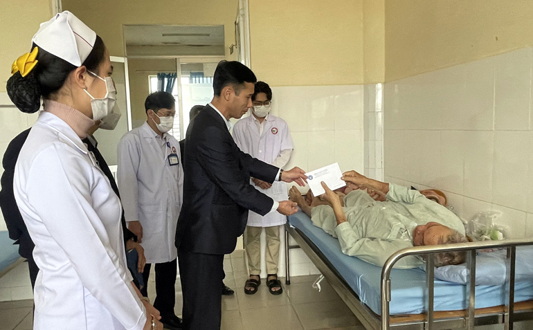 Lãnh đạo BHXH tỉnh Lâm Đồng thăm, tặng quà tết cho bệnh nhân có hoàn cảnh khó khăn đang điều trị tại Bệnh viện Đa khoa tỉnh 