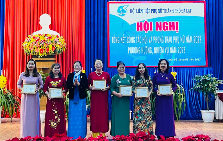 Bà Phạm Thị Ánh Tuyết - Chủ tịch Hội LHPN tỉnh trao Kỷ niệm chương “Vì sự phát triểm của phụ nữ Việt Nam” cho các cá nhân