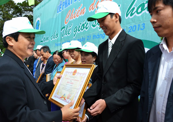 Ông Đoàn Văn Việt - Phó Chủ tịch tỉnh trao bằng khen của Bộ TN và MT cho các tập thể và cá nhân