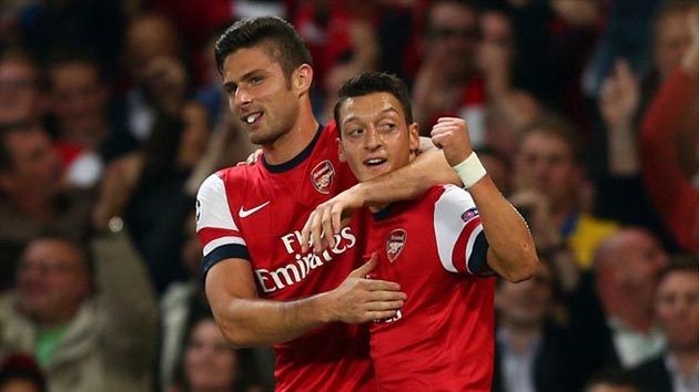 Oezil và Giroud lập công cho Arsenal. (Nguồn: Getty Images)