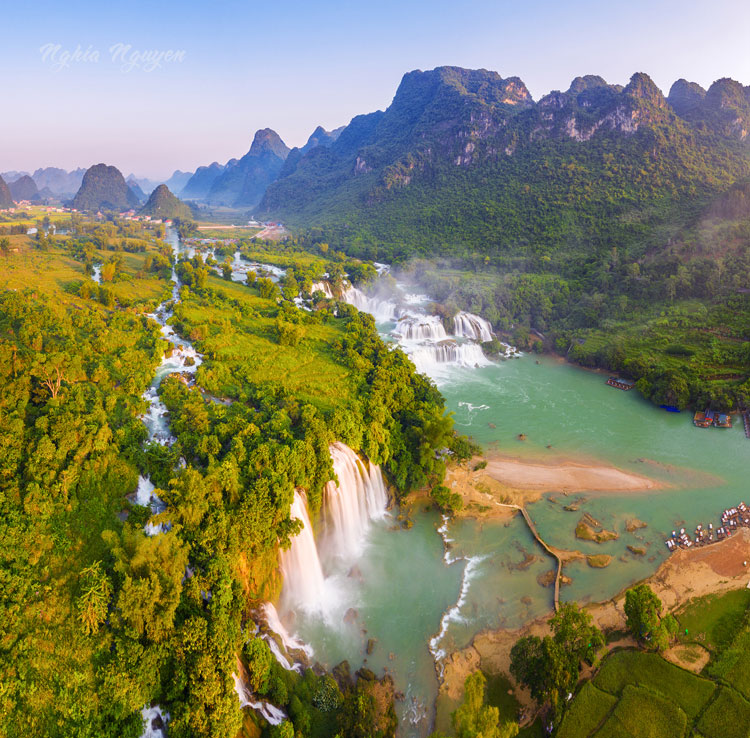 Toàn cảnh khu vực thác Bản Giốc với 2 dòng thác, phần thác nhỏ nằm hoàn toàn trong lãnh thổ Việt Nam