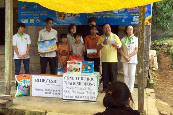Chủ tịch Hội Bảo trợ Bệnh nhân nghèo - Người Tàn tật và Trẻ mồ côi Lâm Đồng trao tài trợ cho gia đình anh Bình