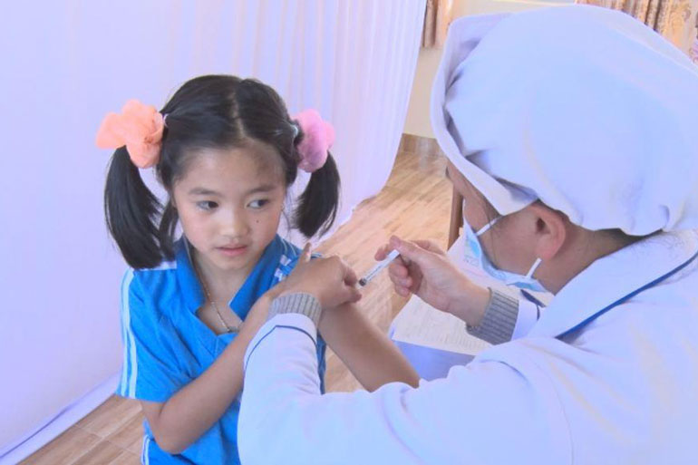 Tiêm chủng vắc xin Td phòng bệnh bạch hầu cho học sinh lớp 2 tại TP Đà Lạt