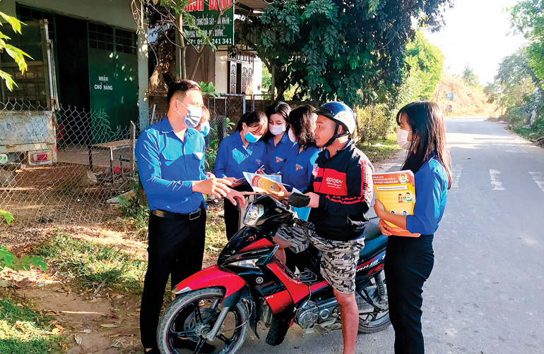 ĐVTN huyện Đạ Tẻh xung kích tham gia tuyên truyền phòng, chống dịch COVID-19 tới Nhân dân trên địa bàn