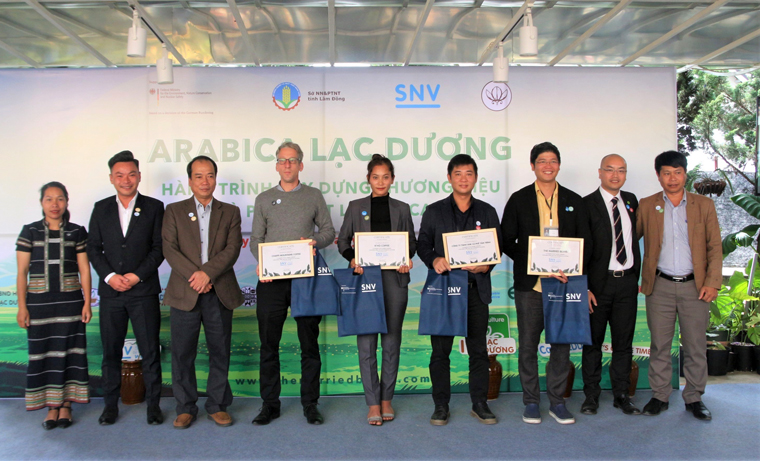 Đại diện Tổ chức Phát triển Hà Lan SNV và lãnh đạo huyện Lạc Dương trao chứng nhận cho các công ty tham gia hỗ trợ nông dân