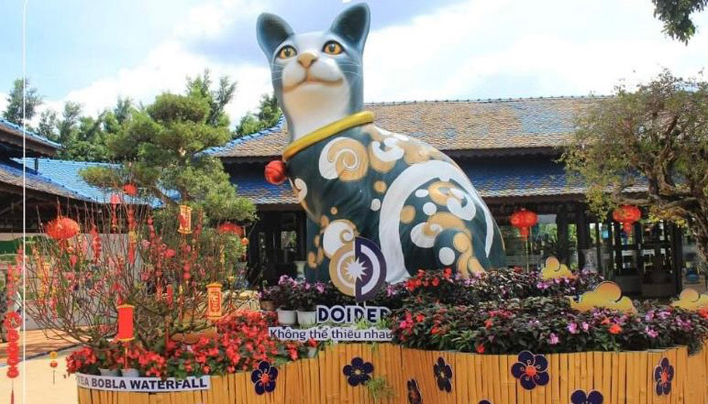 Chiêm ngưỡng linh vật mèo tại khu du lịch Tea Bobla Waterfall Lâm Đồng
