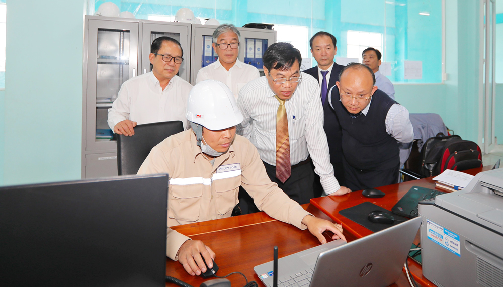 Phó Chủ tịch UBND tỉnh Lâm Đồng Võ Ngọc Hiệp kiểm tra hoạt động sản xuất các doanh nghiệp đầu năm mới