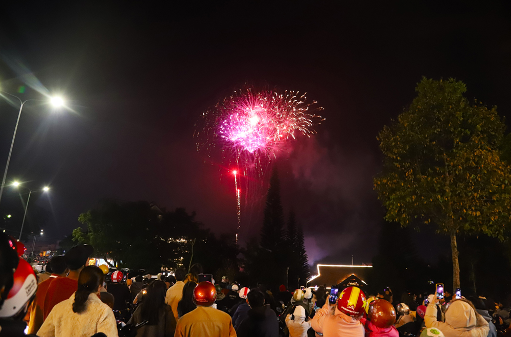Hàng ngàn người dân Bảo Lộc xem pháo hoa chào đón năm mới Quý Mão