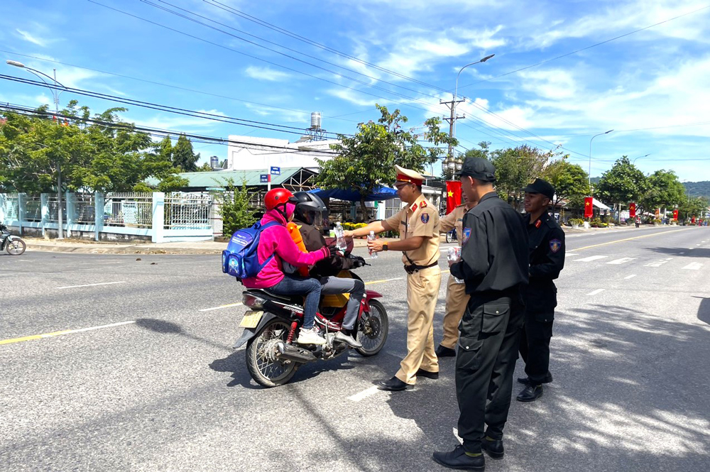 Cảnh sát Giao thông Lâm Đồng tiếp sức giúp người dân về quê đón tết