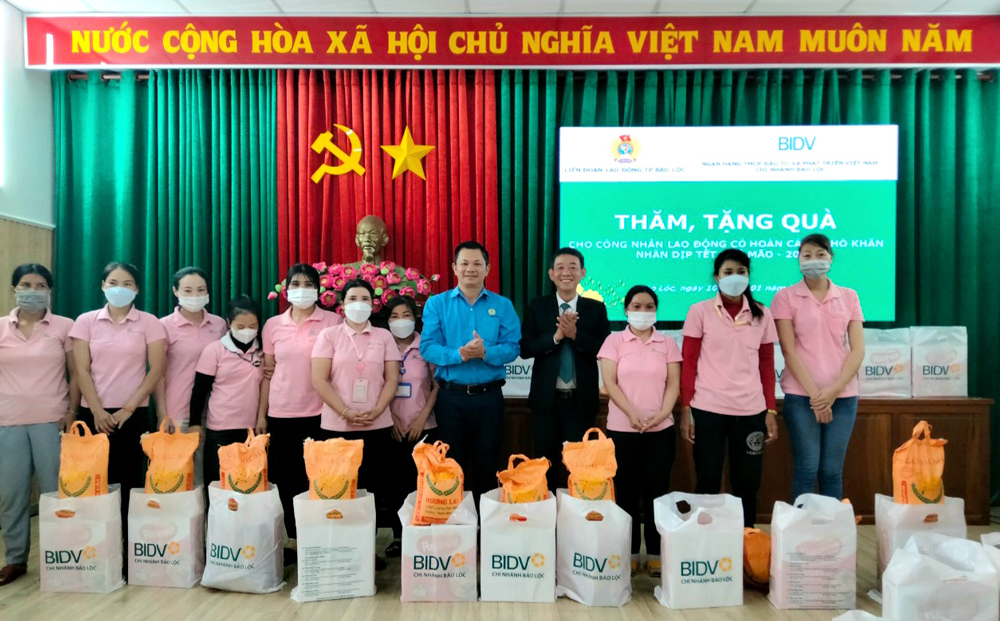 Bảo Lộc: Tiếp tục trao tặng hơn 650 phần quà tết cho người khó khăn