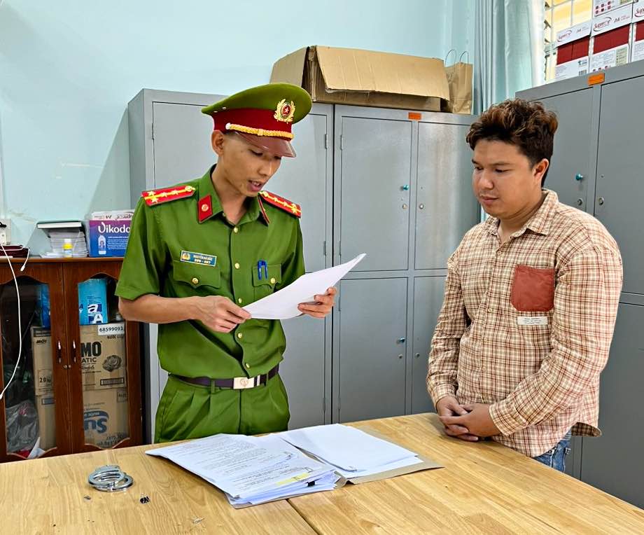 Cơ quan CSĐT Công an huyện đọc lệnh khởi tố, bắt tạm giam bị can Phạm Văn Tần