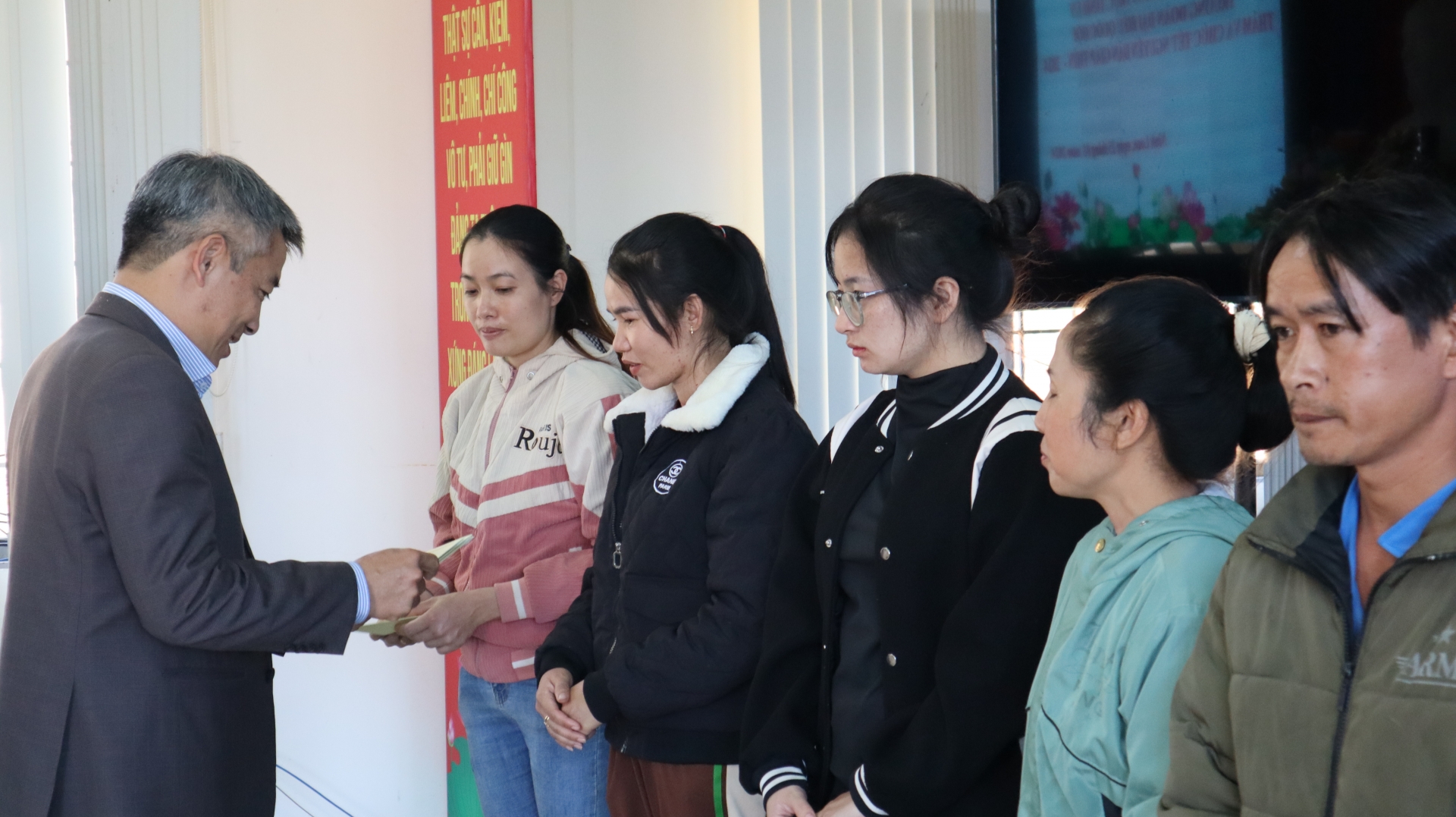Đồng chí Bùi Sơn Điền - Bí thư Huyện ủy Đức Trọng, trao quà cho hộ nghèo