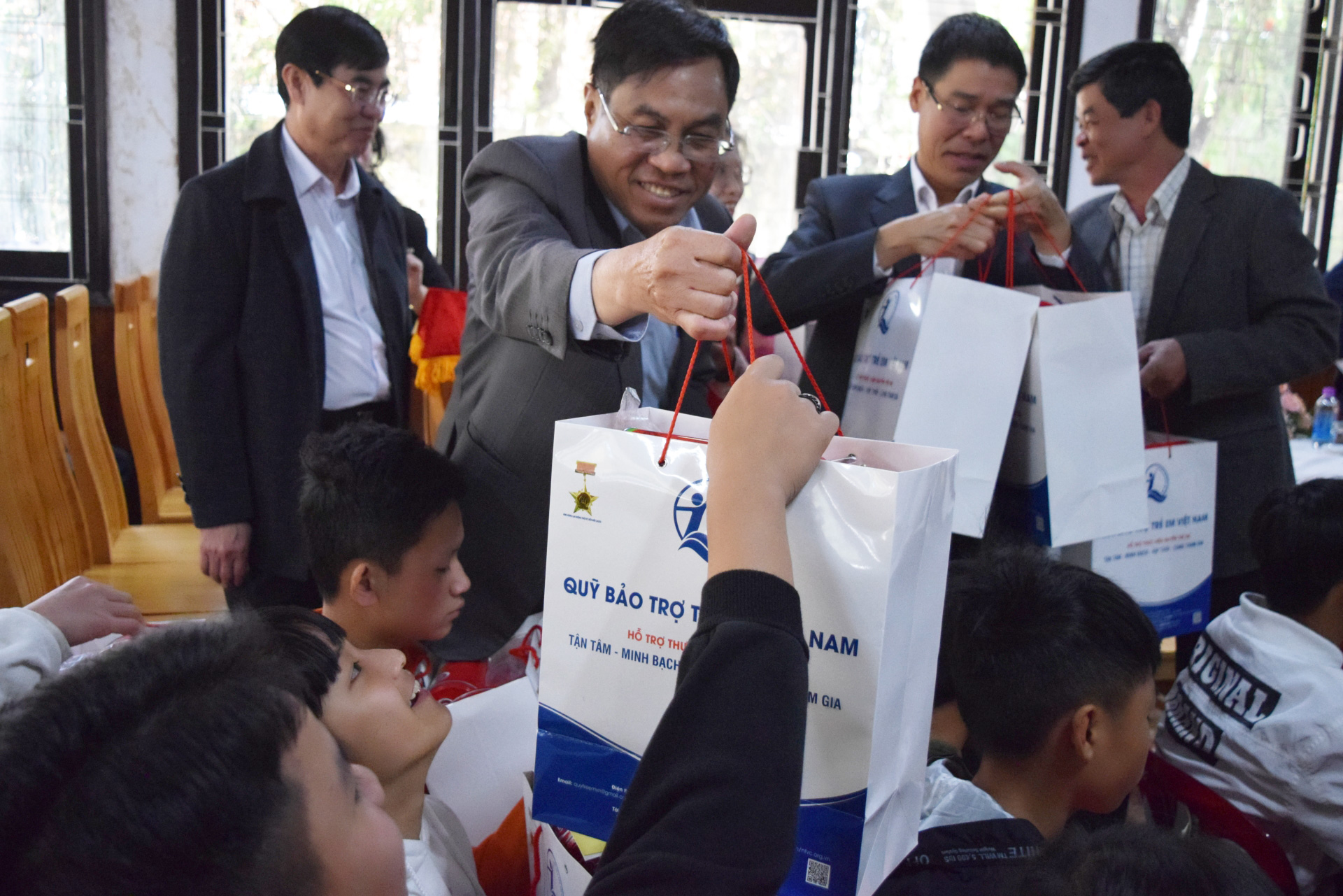Đồng chí Võ Ngọc Hiệp - Ủy viên Ban Thường vụ Tỉnh ủy, Phó Chủ tịch UBND tỉnh, trao quà cho các em Làng trẻ em SOS Đà Lạt