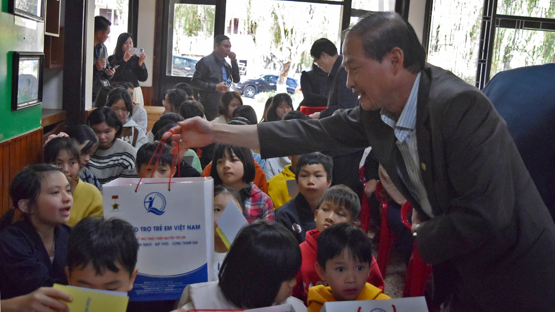 Đồng chí Nguyễn Trọng Ánh Đông - Ủy viên Ban Thường vụ Tỉnh ủy, Trưởng Ban Tổ chức Tỉnh ủy, trao quà cho các em