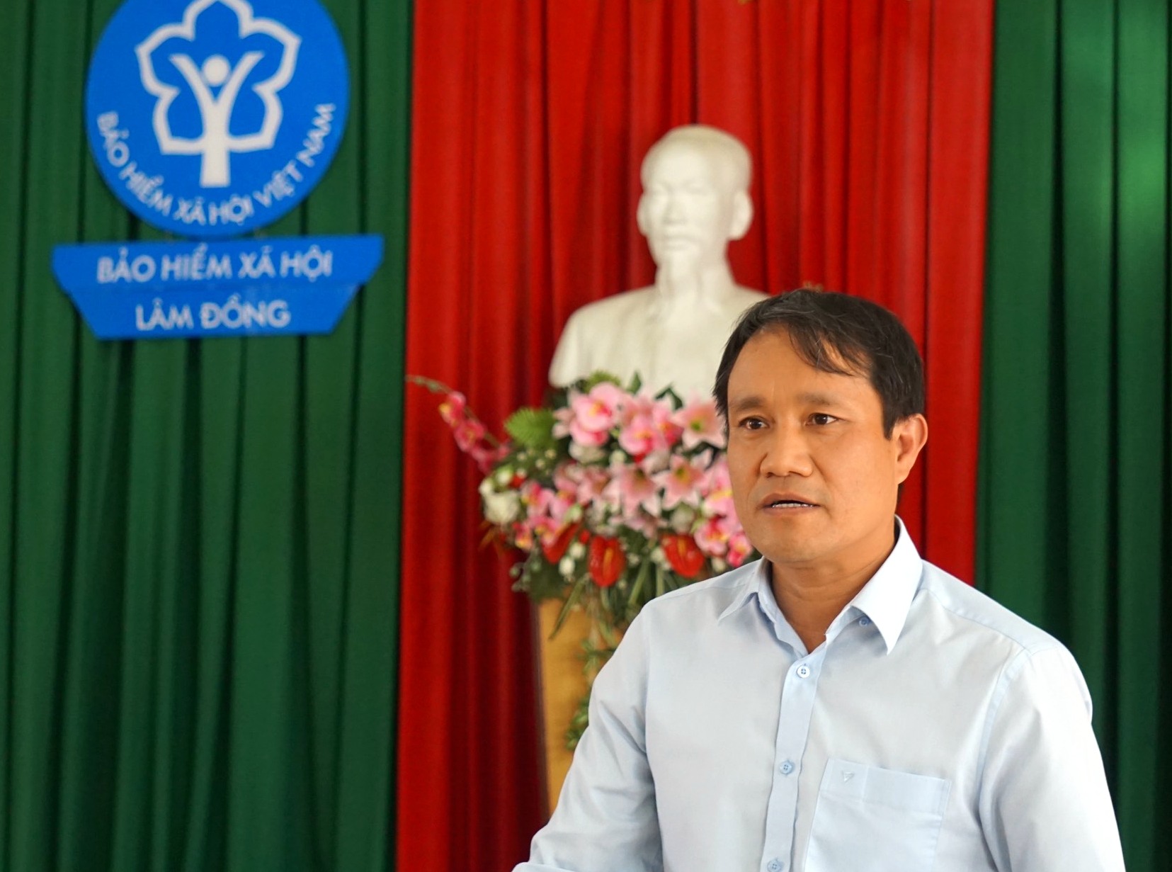 Ông Trần Văn Sơn –Phó Giám đốc BHXH Lâm Đồng chủ trì hội nghị tại đầu cầu BHXH tỉnh
