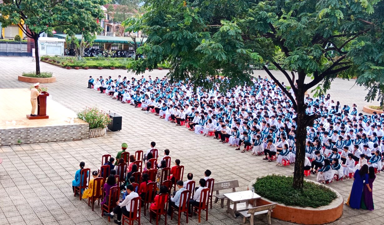 Công an huyện Đạ Huoai tuyên truyền Luật Giao thông đường bộ cho giáo viên và học sinh trên địa bàn