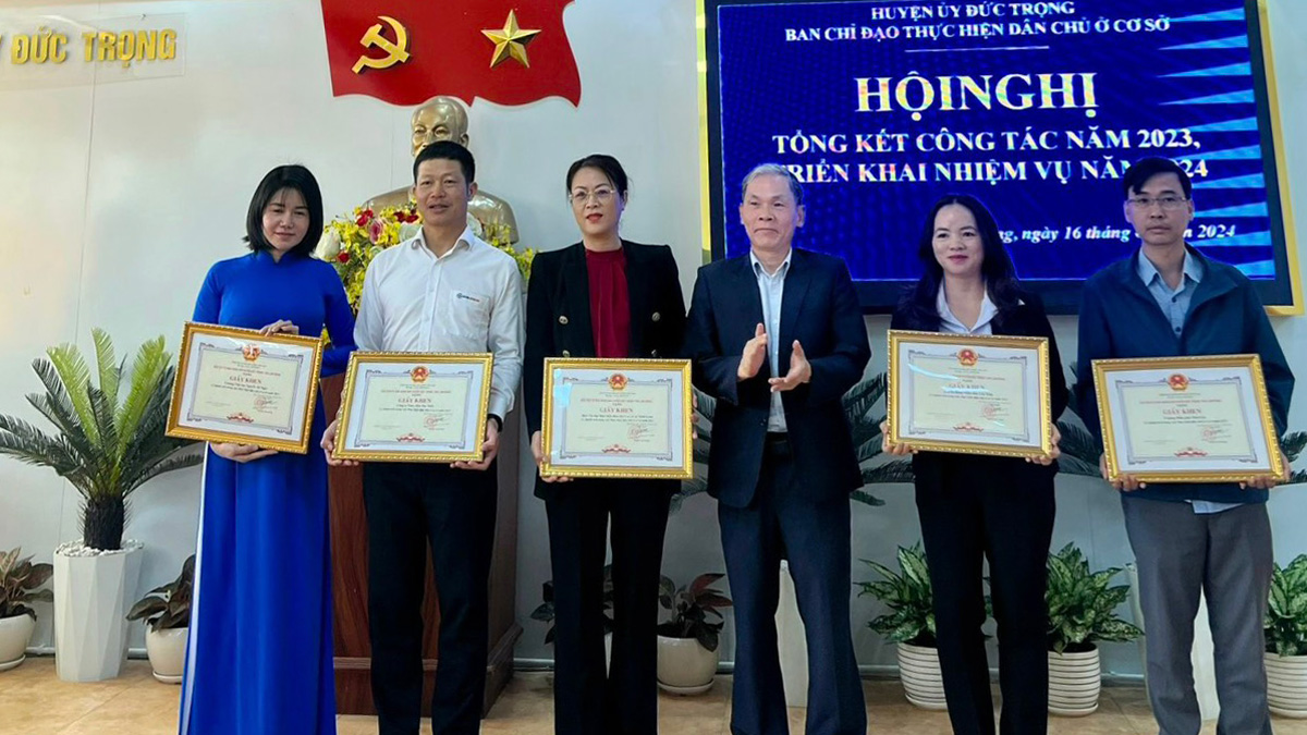 Đồng chí Nguyễn Văn Cường - Chủ tịch UBND huyện, trao Giấy khen cho các tập thể tiêu biểu