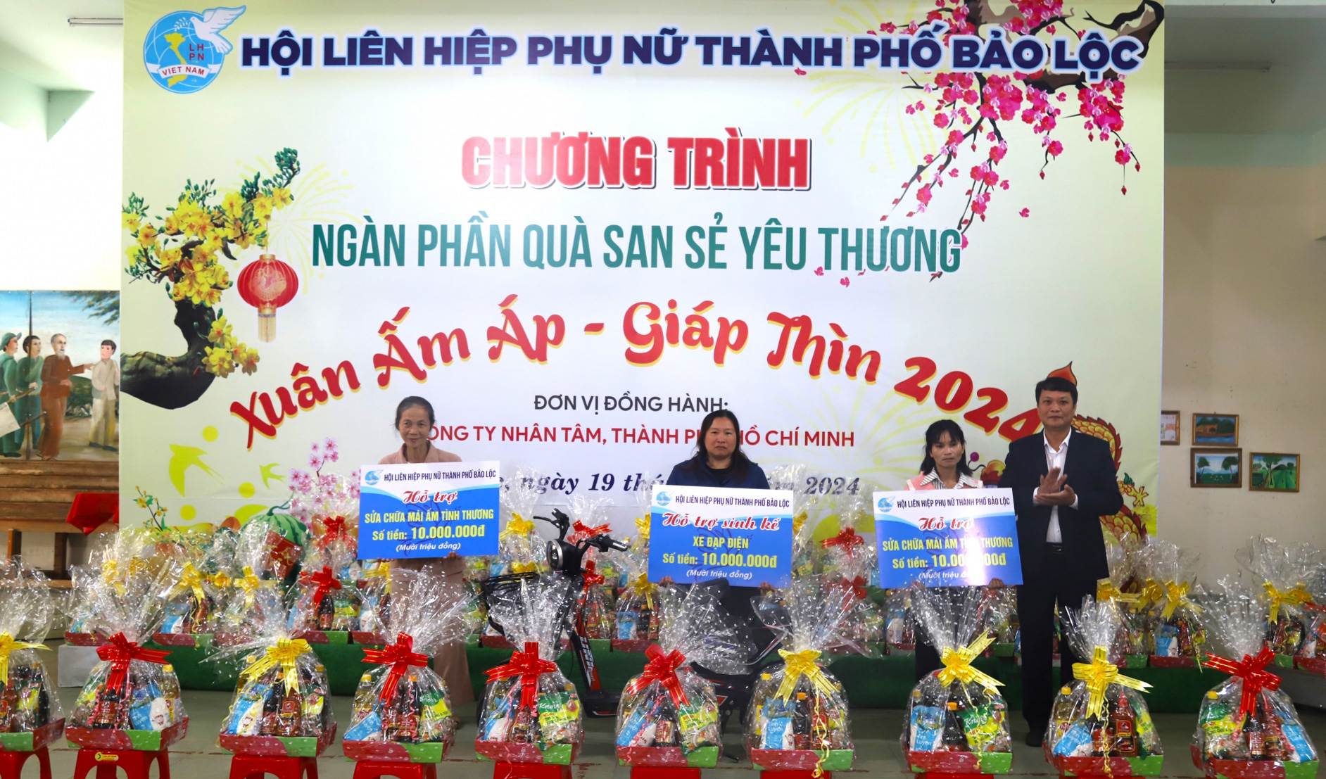 Bảo Lộc: Trao quà Tết và hỗ trợ sinh kế cho phụ nữ nghèo