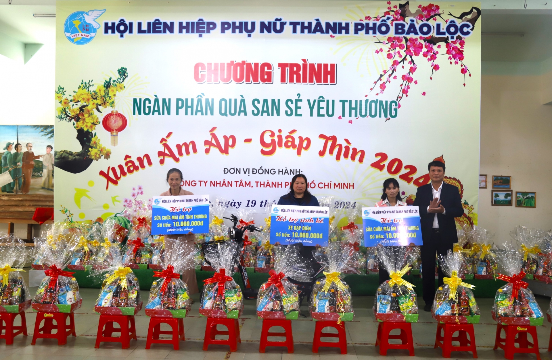 Phó Chủ tịch UBND TP Bảo Lộc trao sinh kế và sửa chữa mái ấm cho phụ nữ nghèo