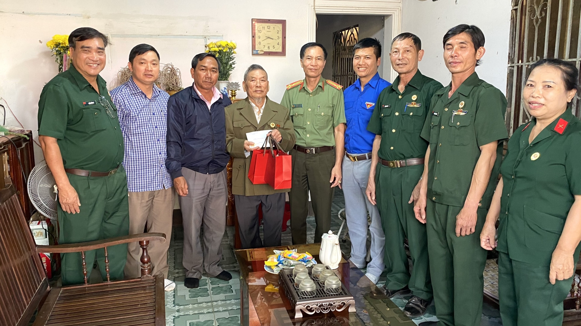 Đồng chí KLình - Phó Bí thư Thường trực Huyện ủy, Chủ tịch HĐND huyện Bảo Lâm thăm, tặng quà chúc Tết các gia đình chính sách