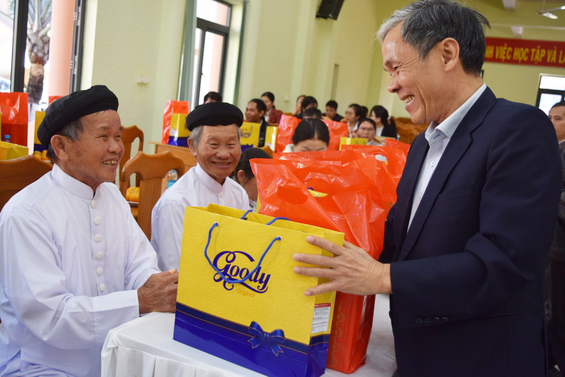 Đồng chí Nguyễn Văn Cường  - Chủ tịch UBND huyện, trao quà cho các đại biểu