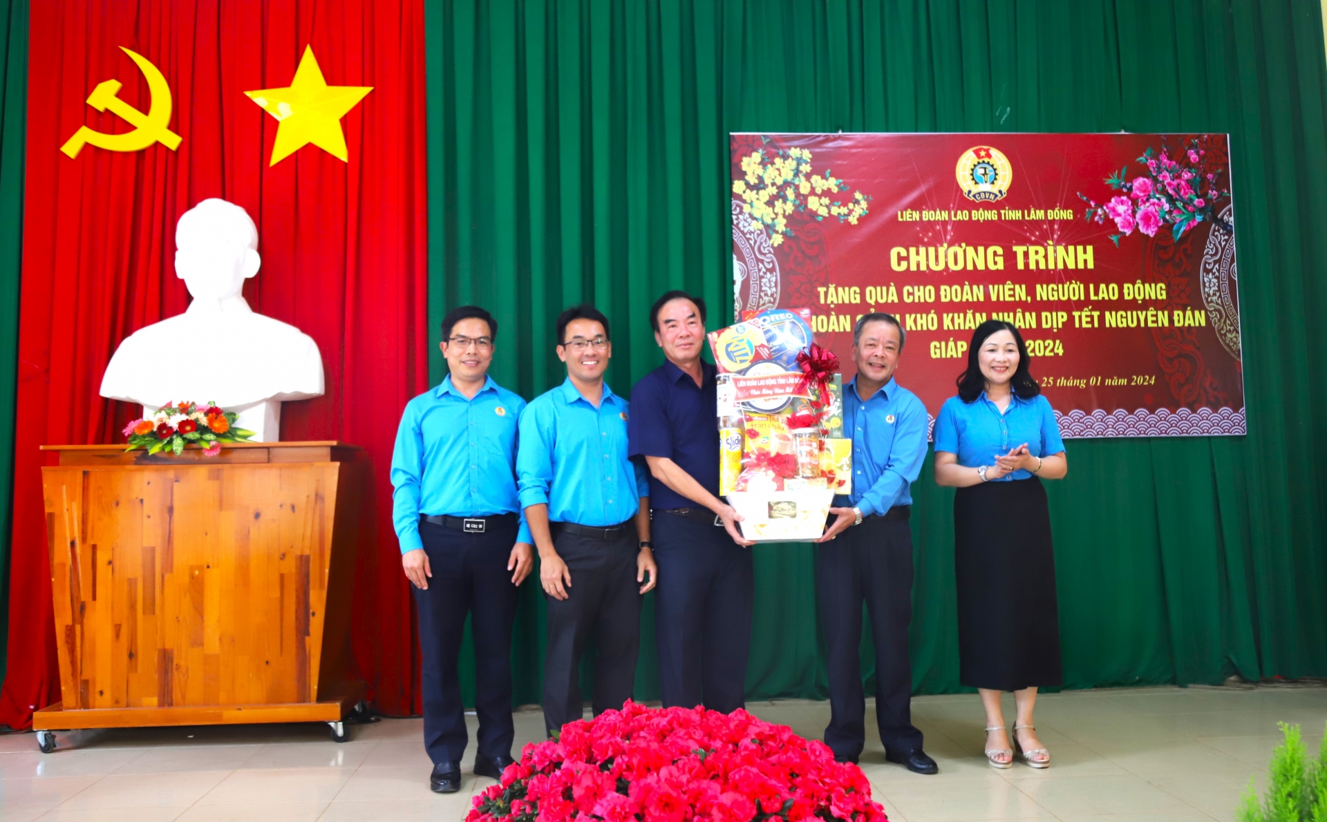 Đồng chí Hoàng Liên - Chủ tịch LĐLĐ tỉnh Lâm Đồng trao tặng quà cho Công ty CP Công trình Đô thị Bảo Lộc