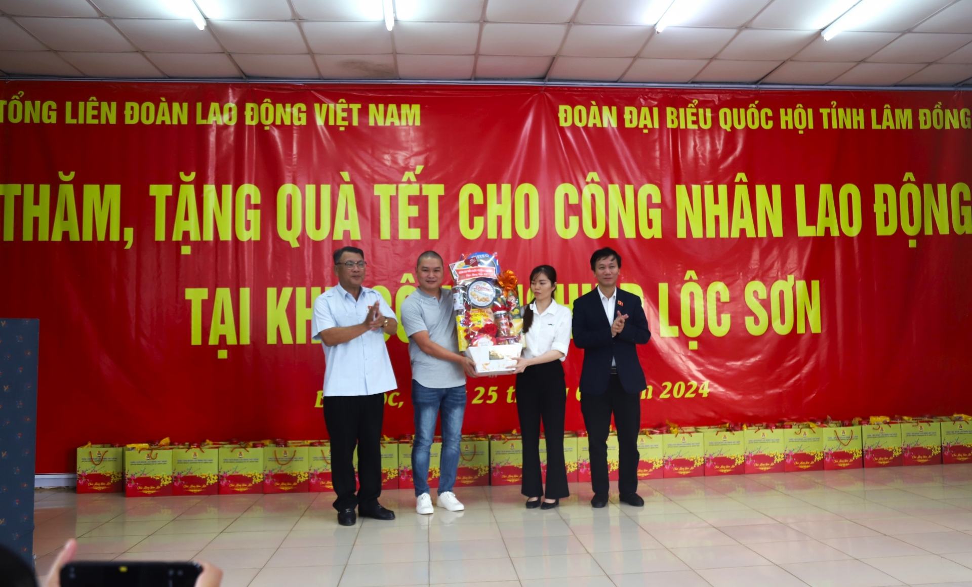 Đồng chí Lâm Văn Đoan – Phó Chủ nhiệm Ủy ban Xã hội của Quốc hội  và đồng chí Nguyễn Tạo - Phó Trưởng Đoàn đại biểu Quốc hội tỉnh Lâm Đồng trao tặng quà Tết cho Công ty Merkava