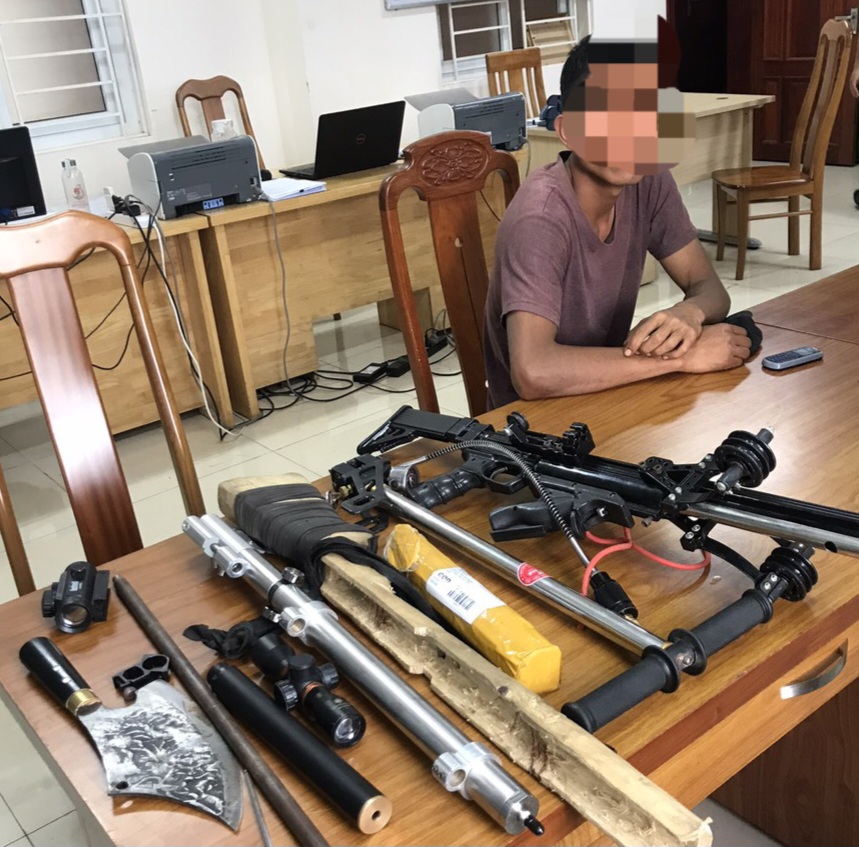 Số vũ khí, công cụ hỗ trợ được người dân tự giác đến Công an TP Bảo Lộc giao nộp