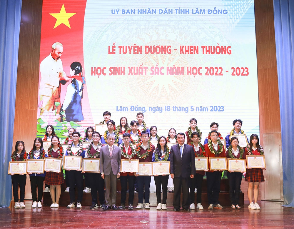 Đồng chí Phạm S - Phó Chủ tịch UBND tỉnh và lãnh đạo Sở GD&ĐT Lâm Đồng trao tặng phần thưởng cho các em học sinh giỏi quốc gia năm 2023.