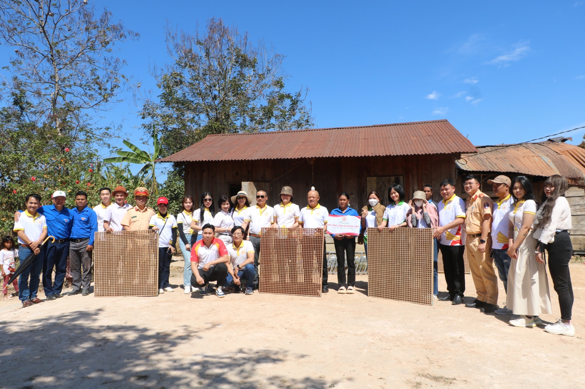 Tỉnh Đoàn cùng Hội Doanh nhân trẻ tỉnh Lâm Đồng và đại diện Phòng CSGT Công an tỉnh đến thăm nhà và trao tặng mô hình sinh kế cho thanh niên khó khăn.